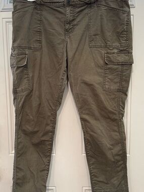 Woman’s GAP Boyfriend Fit Olive Cargo Straight-Leg Pants